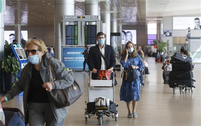 Thế giới trên 955.000 ca tử vong; dịch bệnh tái bùng phát ở nhiều nước Hành khách đeo khẩu trang phòng dịch COVID-19 tại sân bay quốc tế Ben Gurion ở thành phố Tel Aviv, Israel ngày 17-9-2020. Ảnh: THX/TTXVN
