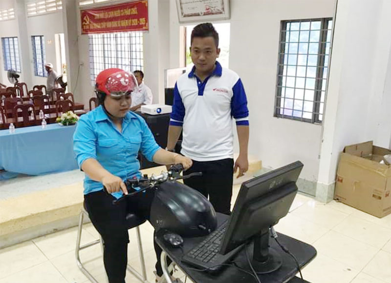 Tin hoạt động các huyện, thành phố ngày 18-9-2020 Honda Cẩm Giang Mỏ Cày Bắc hướng dẫn thực hành lái xe trên máy tính. Ảnh Nguyễn Hiệp