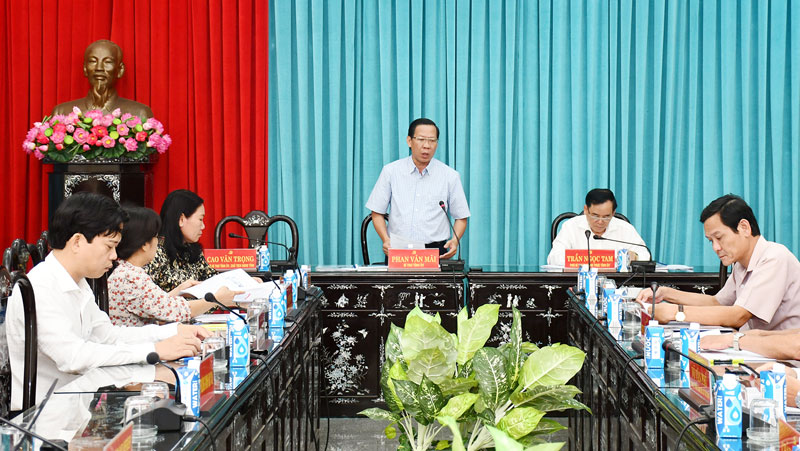 Họp góp ý báo cáo Tầm nhìn chiến lược phát triển tỉnh đến năm 2030, tầm nhìn 2045 Các đại biểu tham dự cuộc họp.