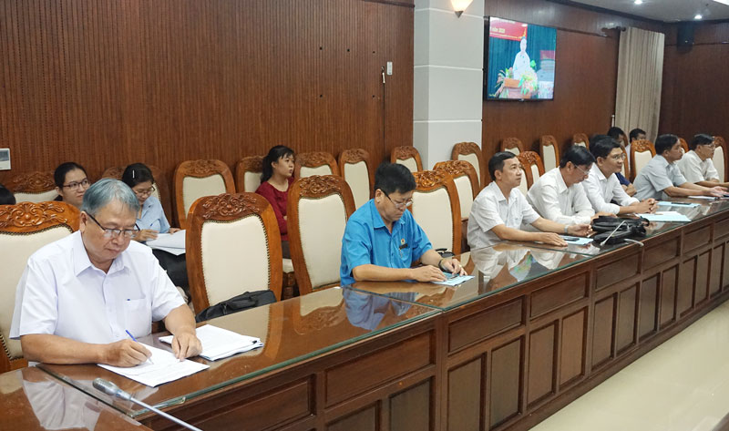 Tọa đàm “Tiếp tục đổi mới và nâng cao chất lượng công tác tuyên truyền miệng trong tình hình mới” Trưởng Ban Tuyên giáo Tỉnh ủy Cao Văn Dũng - cùng các đại biểu tham dự tại điểm cầu tỉnh.