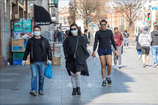 Thế giới gần 31 triệu ca bệnh Người dân đeo khẩu trang phòng lây nhiễm COVID-19 tại Dublin, Ireland ngày 19-4. Ảnh: AFP/TTXVN