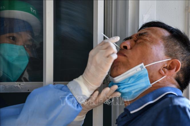 Thế giới gần 31 triệu ca bệnh Nhân viên y tế lấy mẫu dịch xét nghiệm COVID-19 cho người dân tại Vũ Hán, tỉnh Hồ Bắc, Trung Quốc ngày 3-9. Ảnh: AFP/TTXVN