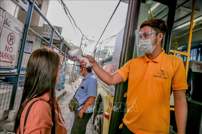 Thế giới gần 31 triệu ca bệnh Kiểm tra thân nhiệt phòng lây nhiễm COVID-19 tại Manila, Philippines. Ảnh: AFP/TTXVN