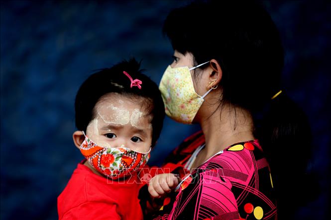 Thế giới gần 31 triệu ca bệnh Người dân đeo khẩu trang phòng lây nhiễm COVID-19 khi xếp hàng chờ khám sức khỏe tại Yangon, Myanmar ngày 8-9. Ảnh: THX/TTXVN