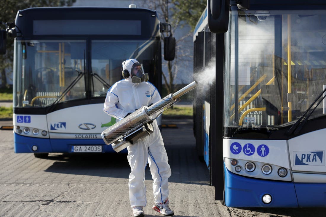 Thế giới gần 31 triệu ca bệnh Phun khử khuẩn xe tại Gdynia, Ba Lan. Ảnh: Reuters
