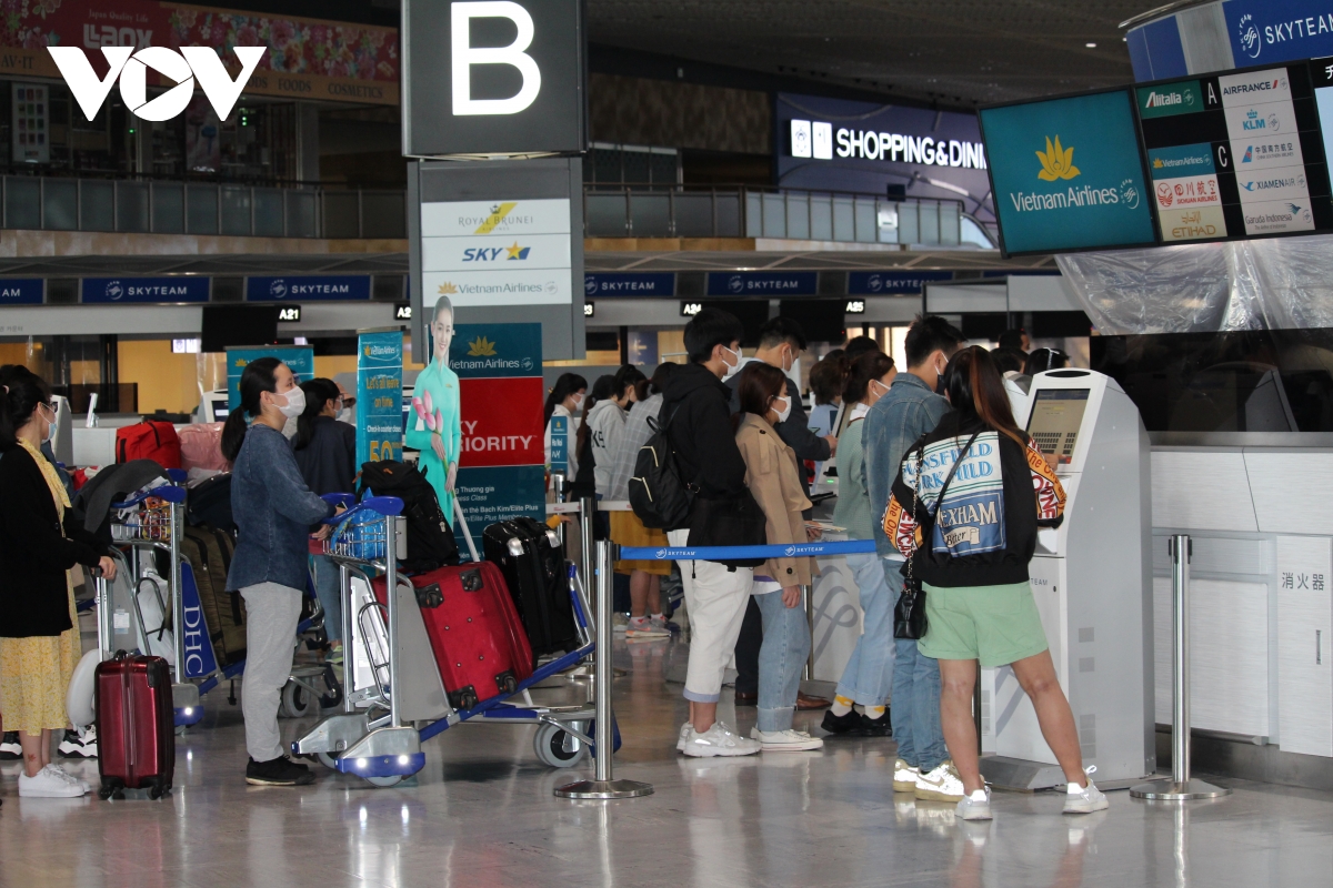 Chuyến bay thương mại đầu tiên của Việt Nam hạ cánh an toàn tại Nhật Bản Đây là chuyến bay thương mại đầu tiên tới Nhật Bản sau thời gian dài bị tạm dừng do đại dịch Covid-19.