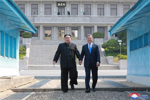 Tổng thống Hàn Quốc Moon Jae-in (phải) và nhà lãnh đạo Triều Tiên Kim Jong-un tại Hội nghị thượng đỉnh ở làng đình chiến Panmunjom ngày 29-4-2018. (Ảnh: AFP/TTXVN)