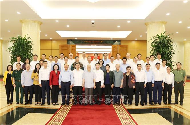 Tổng Bí thư, Chủ tịch nước Nguyễn Phú Trọng và đồng chí Nguyễn Xuân Phúc, Ủy viên Bộ Chính trị, Thủ tướng Chính phủ; đồng chí Nguyễn Thị Kim Ngân, Ủy viên Bộ Chính trị, Chủ tịch Quốc hội cùng các đồng chí Bộ Chính trị với Ban Thường vụ Thành ủy Hà Nội. 