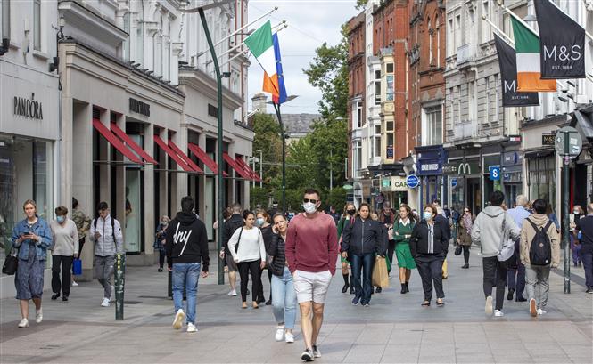 Người dân đeo khẩu trang phòng lây nhiễm COVID-19 tại Dublin, Ireland ngày 18-9-2020. Ảnh: AFP/TTXVN