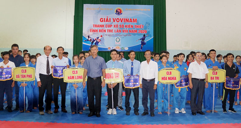 Giải Vovinam tranh Cúp Xổ số kiến thiết tỉnh Bến Tre lần thứ VIII năm 2020 Ban Tổ chức trao cờ lưu niệm cho các đội.
