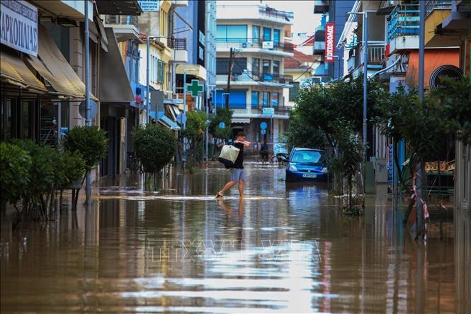 Mưa bão gây thiệt hại nặng tại Pháp và Hy Lạp Cảnh ngập lụt sau mưa bão tại miền Trung Hy Lạp ngày 19-9-2020. Ảnh: AFP/TTXVN