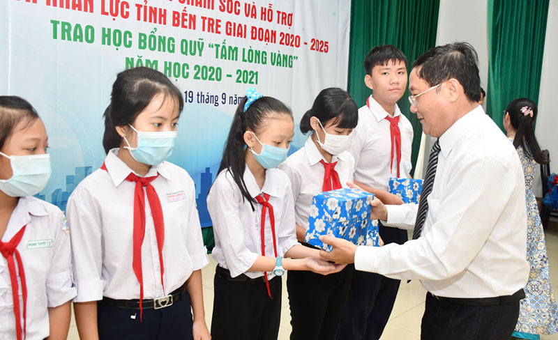 Xây dựng nông thôn mới, chăm lo người nghèo Chủ tịch Ủy ban MTTQ Việt Nam tỉnh Đoàn Văn Đảnh trao học bổng cho học sinh nghèo có hoàn cảnh khó khăn.