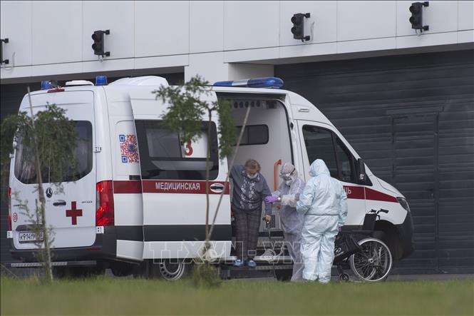 Nhân viên y tế chuyển bệnh nhân nghi nhiễm COVID-19 tới bệnh viện ở Kommunarka, ngoại ô Moskva, Nga, ngày 1-9-2020. Ảnh: THX/TTXVN