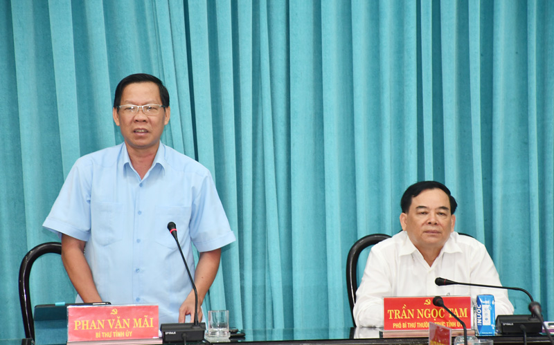 Bí thư Tỉnh ủy Phan Văn Mãi phát biểu tại cuộc họp.