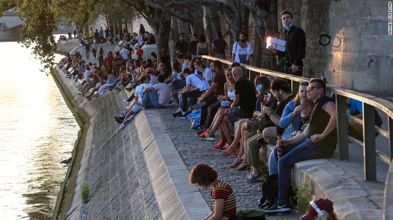 Người dân tụ tập bên sông Seine ở Paris, Pháp ngày 17-9-2020. Ảnh: AFP