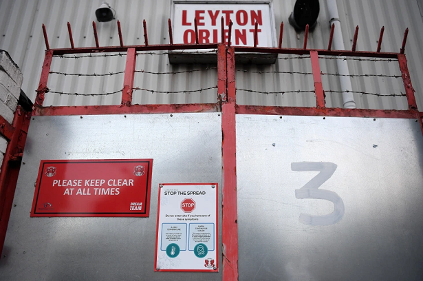 Leyton Orient có đến 18 người dương tính với COVID-19