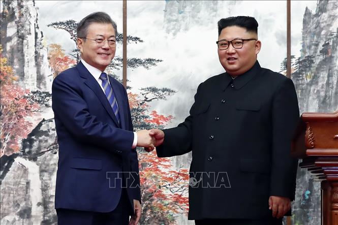  Tổng thống Hàn Quốc Moon Jae-in (trái) và nhà lãnh đạo Triều Tiên Kim Jong-un (phải) tại cuộc gặp ở Bình Nhưỡng ngày 19-9-2018. Ảnh: AFP/TTXVN