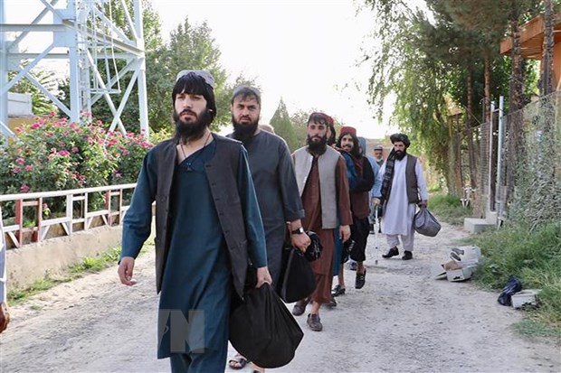 Tù nhân Taliban được trả tự do khỏi nhà tù ở Pul-e-Charkhi, ngoại ô Kabul, Afghanistan, ngày 13-8-2020. (Ảnh: AFP/TTXVN)