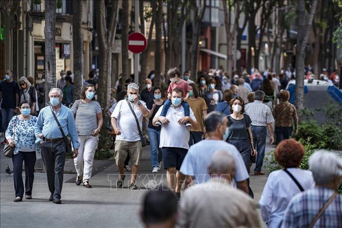 Người dân đeo khẩu trang phòng lây nhiễm COVID-19 tại Tây Ban Nha. Ảnh: AFP/TTXVN