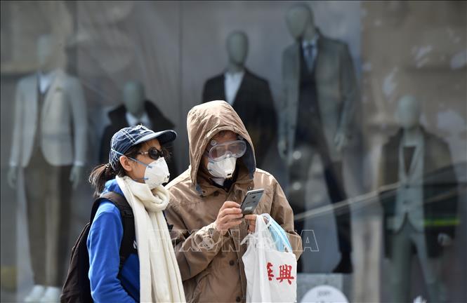 Người dân đeo khẩu trang phòng dịch COVID-19 tại Berlin, Đức ngày 21-4-2020. Ảnh: AFP/TTXVN