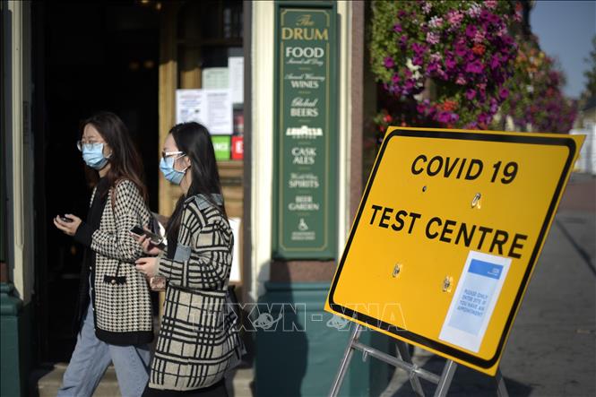 Người dân đeo khẩu trang phòng lây nhiễm COVID-19 tại London, Anh. Ảnh: AFP/TTXVN