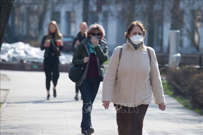 Người dân đeo khẩu trang phòng dịch COVID-19 tại Bratislava, Slovakia. Ảnh: AFP/TTXVN