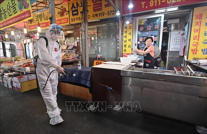 Phun thuốc khử trùng nhằm ngăn chặn sự lây lan của dịch COVID-19 tại Seoul, Hàn Quốc. Ảnh: AFP/TTXVN