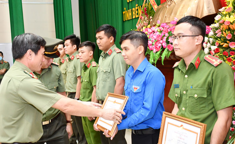 Phát hiện, bồi dưỡng, tổng kết và nhân điển hình tiên tiến Đại tá Võ Hùng Minh - Giám đốc Công an tỉnh trao giấy khen cho các cá nhân có thành tích trong phong trào thi đua Vì an ninh Tổ quốc.