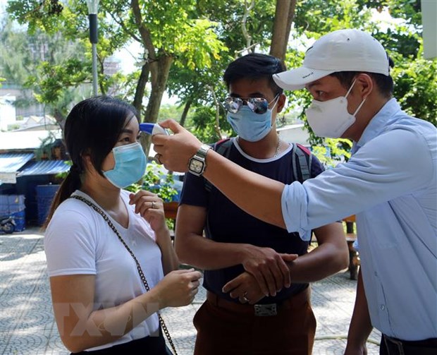Công điện của Thủ tướng về phòng, chống dịch COVID-19 Đo thân nhiệt cho du khách đến thăm quan danh thắng Ngũ Hành Sơn. Ảnh: Trần Lê Lâm/TTXVN