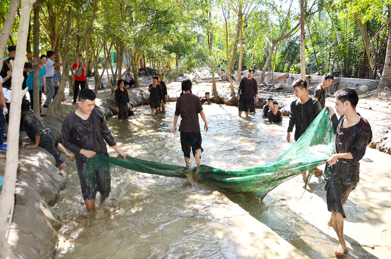 Du khách tát mương bắt cá ở du lịch Lan Vương.