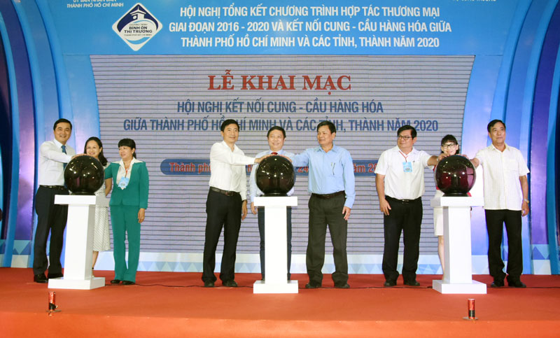 Hợp tác thương mại giữa TP. Hồ Chí Minh và các tỉnh, thành Phó chủ tịch UBND tỉnh Bến Tre cùng lãnh đạo các tỉnh, thành phố thực hiện nghi thức khai mạc hội nghị.