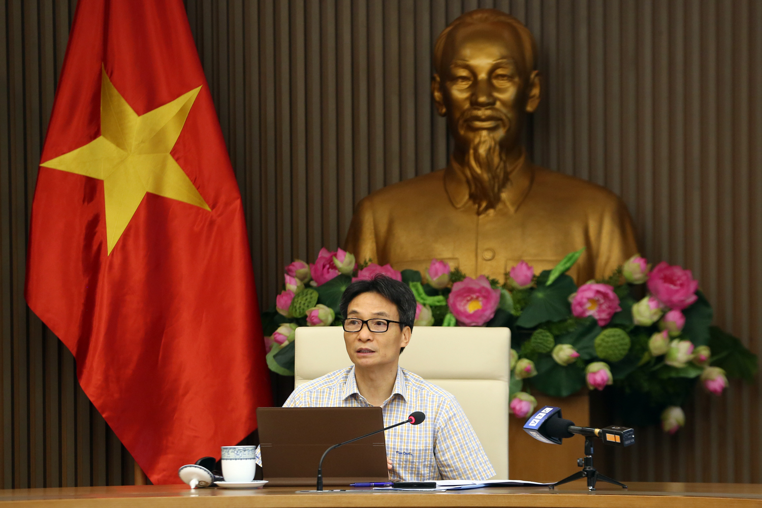 Chuyển hướng dẫn phòng, chống dịch thành đầu việc chi tiết, cụ thể Phó thủ tướng Vũ Đức Đam chủ trì cuộc họp Ban Chỉ đạo quốc gia phòng, chống COVID-19, chiều 24-9-2020. Ảnh: VGP/Đình Nam
