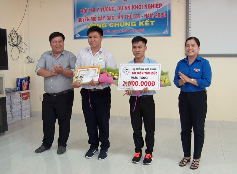 Tin hoạt động các huyện, thành phố ngày 25-9-2020 Ban tổ chức trao giải cho các thí sinh. Ảnh: Thảo Oanh - Nguyễn Hiệp
