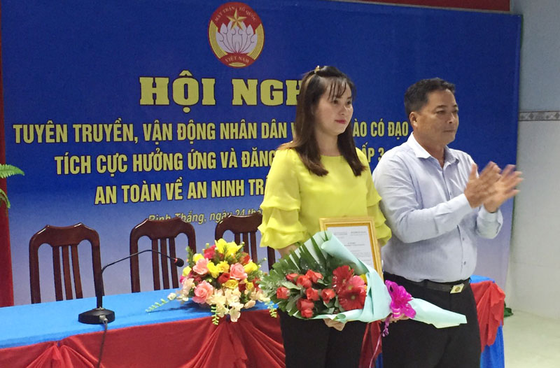 Tin hoạt động các huyện, thành phố ngày 25-9-2020 Lãnh đạo xã Bình Thắng trao quyết định thành lập Ban vận động ấp về an ninh trật tự ấp 3. Ảnh: Thanh Hương