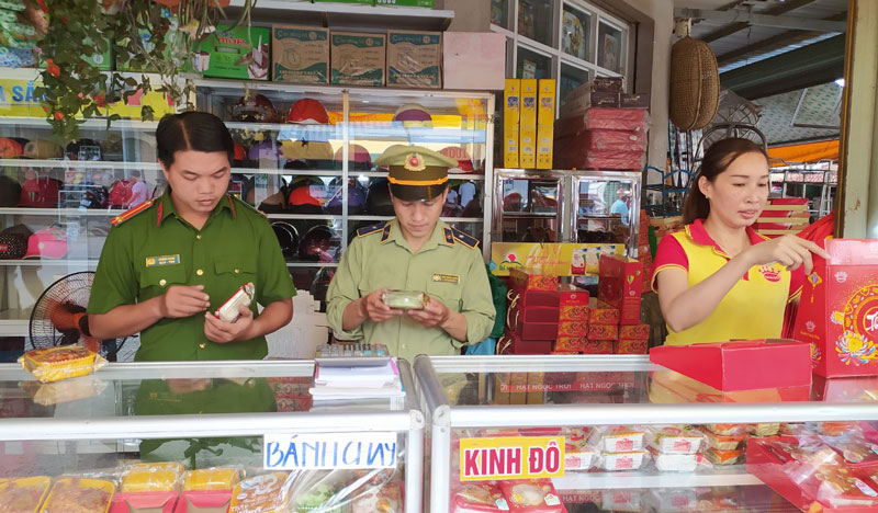 Tin hoạt động các huyện, thành phố ngày 25-9-2020 Đoàn kiểm tra chất lượng bánh trung thu tại chợ Bình Đại. Ảnh: Sơn Tùng