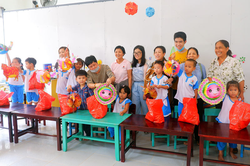 Tin hoạt động các huyện, thành phố ngày 25-9-2020 Trao quà trung thu tại trường mẫu giáo Giao Thạnh. Ảnh: Minh Mừng
