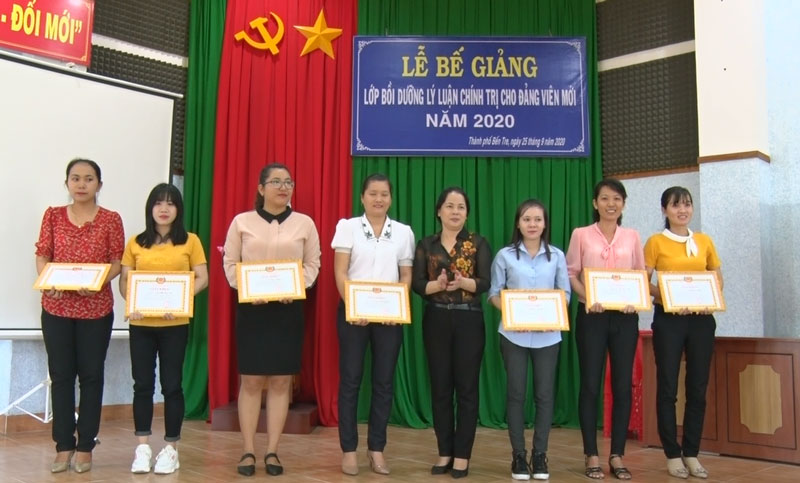 Tin hoạt động các huyện, thành phố ngày 25-9-2020 Khen thưởng cho các học viên đạt thành tích tốt trong khóa học. Ảnh: Phương Thảo