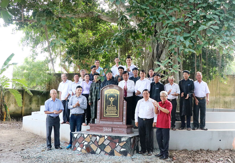 Cây đa đình Mỹ Nhơn được công nhận cây Di sản Việt Nam Các đại biểu chụp ảnh lưu niệm tại gốc cây đa di sản Việt Nam tại đình Mỹ Nhơn.