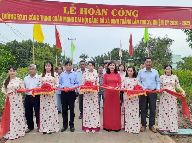 Tin hoạt động các huyện, thành phố ngày 26-9-2020 Đại biểu cắt băng khánh thành đường. Ảnh: Minh Nhân.
