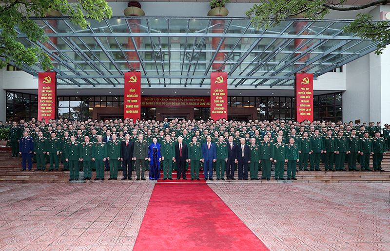 Đại hội đại biểu Đảng bộ Quân đội lần thứ 11, nhiệm kỳ 2020-2025 Tổng Bí thư, Chủ tịch nước Nguyễn Phú Trọng chụp ảnh kỷ niệm cùng các đại biểu tham dự Đại hội . Ảnh: Bộ Quốc phòng