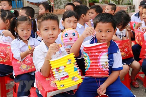 Các em thiếu nhi có hoàn cảnh khó khăn huyện Cần Giờ vui cùng Tết Trung thu sum vầy, trọn vẹn. Ảnh: Thanh Vũ/TTXVN