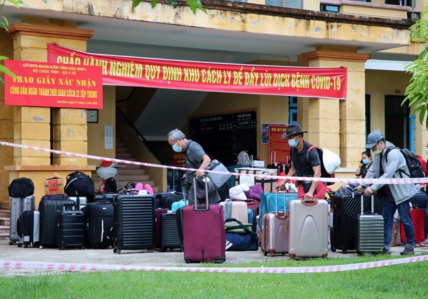 Thêm 17 ca mắc mới COVID-19, là các ca nhập cảnh được cách ly ngay Công dân hoàn thành thời gian cách ly vận chuyển đồ đặc cá nhân để trở về địa phương. Ảnh: Thanh Hải/TTXVN