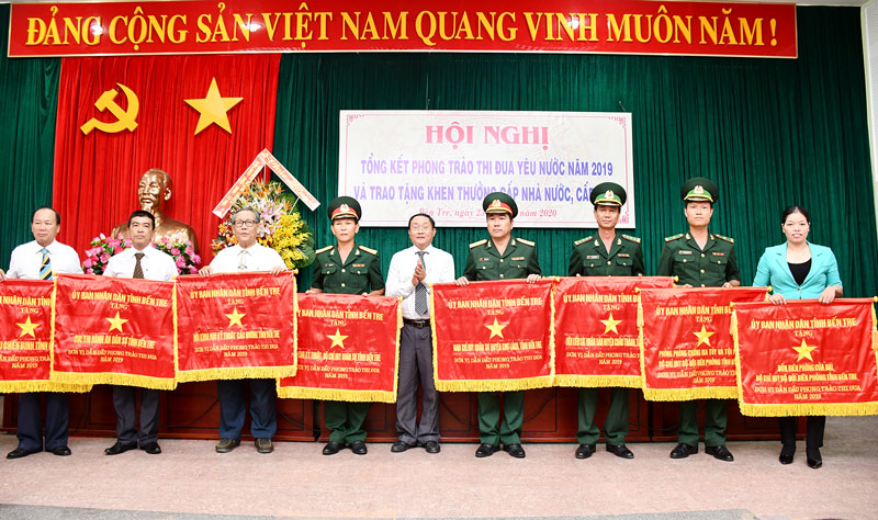 Tổng kết phong trào Thi đua yêu nước năm 2019 và trao tặng khen thưởng cấp Nhà nước, cấp tỉnh. Ảnh: Hữu Hiệp