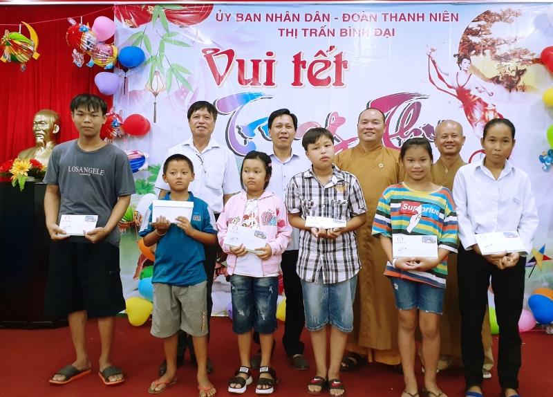 Tin hoạt động các huyện, thành phố ngày 30-9-2020 Trao học bổng cho học sinh nghèo. Ảnh: Minh Nhân.