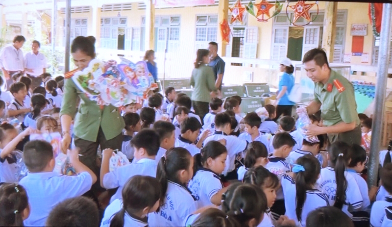 Tin hoạt động các huyện, thành phố ngày 30-9-2020 Tặng quà cho các cháu trường mầm non xã Sơn Hòa. Ảnh: Minh Thắm.
