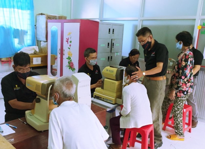Tin hoạt động các huyện, thành phố ngày 30-9-2020 Khám và đo thị lực cho người cao tuổi. Ảnh: Sơn Tùng.
