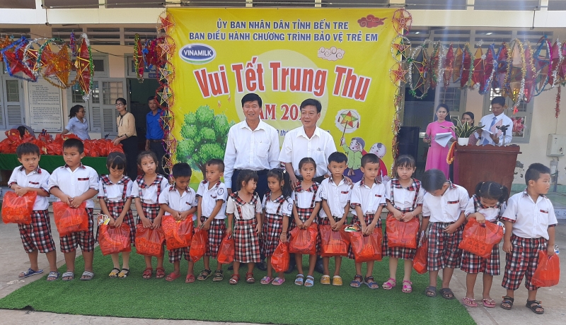 Tin hoạt động các huyện, thành phố ngày 30-9-2020 Lãnh đạo tỉnh, huyện trao quà trung thu cho các em thiếu nhi. Ảnh: Văn Minh.