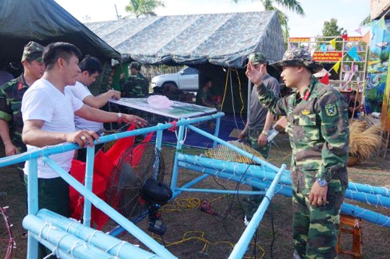 Đoàn viên, thanh niên Bộ Chỉ huy Quân sự tỉnh tham gia Chương trình “Tết nghĩa tình, xuân biển đảo” do Cục Chính trị Quân khu 9 tổ chức. Ảnh: Đặng Thạch