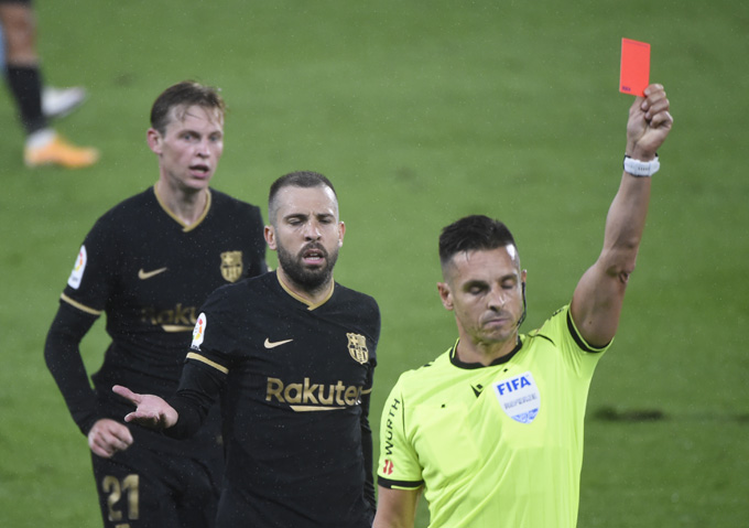 Song sát Fati & Messi tỏa sáng Barca chỉ còn 10 người trên sân ở phút 42, khi Lenglet nhận 2 thẻ vàng rời sân