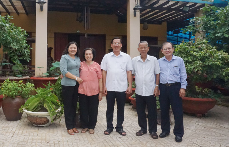 Bí thư Tỉnh ủy Phan Văn Mãi chụp ảnh lưu niệm cùng nguyên Phó thủ tướng Chính phủ Trương Vĩnh Trọng.